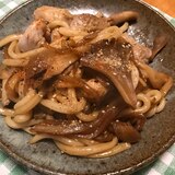 鶏肉と舞茸のピリ辛焼きうどん